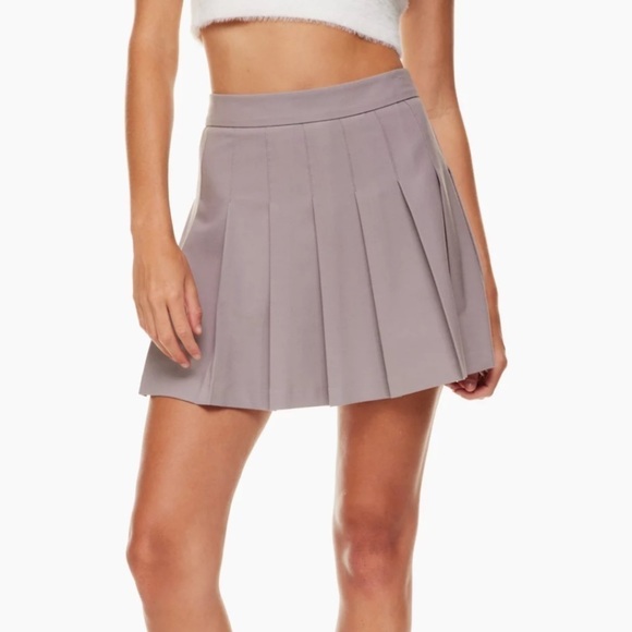 ⭐️host Pick⭐️ Aritzia Sunday Best Olive Mini 15" Skirt - Picture 3 of 9